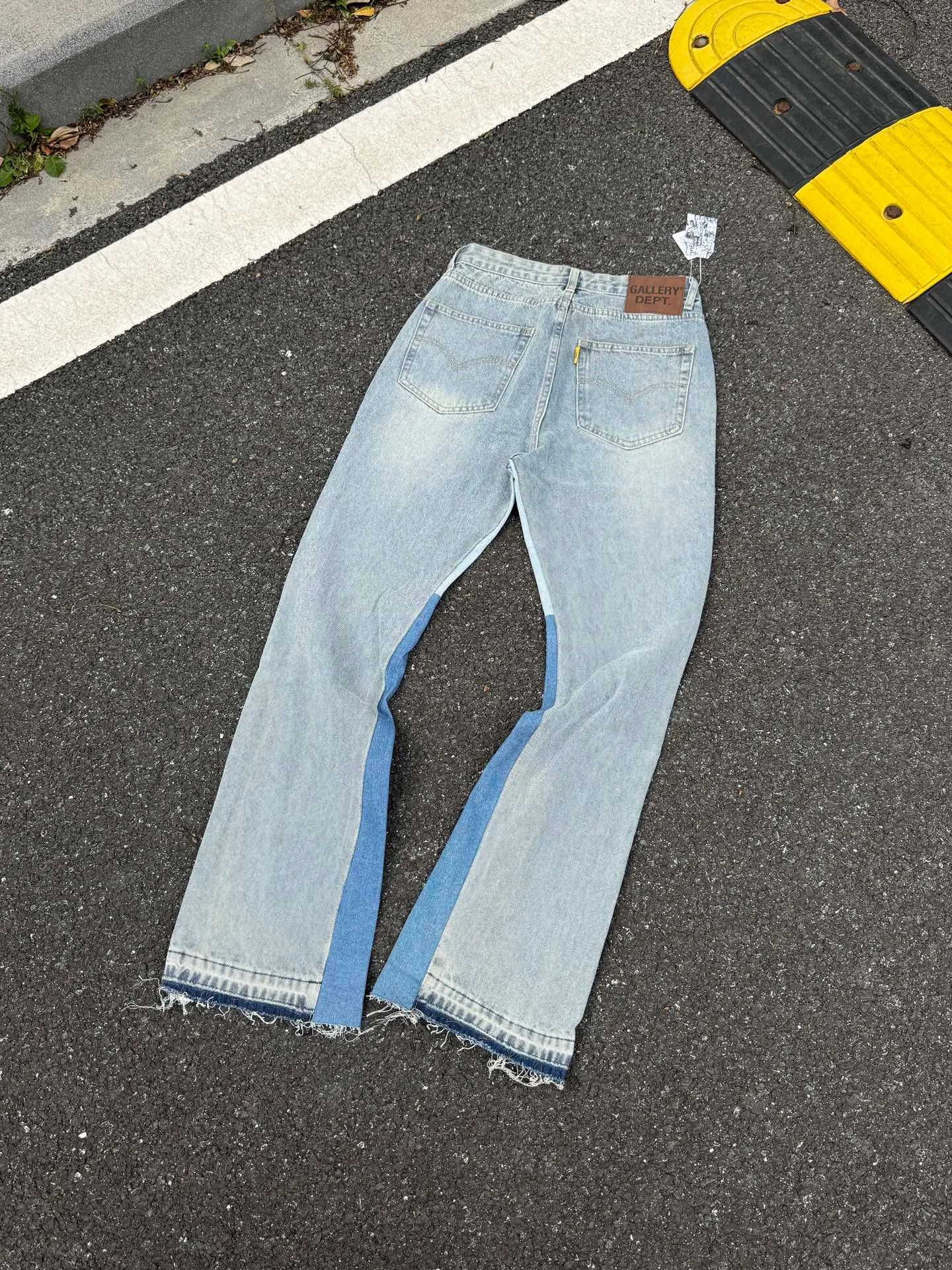 P246💰G11 GALLERY DEPT. Denim bell-bottoms, washed and distressed spliced ​​jeans. GALLERY is attracted by these bell-bottoms. Whether it is a reset of Carhartt or Levis, it creates a strong brand style. Since these pants are modified from rare vintage, the production capacity is limited. Therefore, after many icons wore them, these pants were once hard to find. Later, perhaps due to the improvement of GD's business in the past two years and the expansion of production lines, the brand itself lowered the price, so I can't wait any longer for these pants this year and will definitely buy them. During the process of the denim washing plant, the owner of the washing plant helped introduce a boss who had worked for Levi's foundry and started his own business. This also paved the way for the following styles. Therefore, Levi's remodeled single product for the base plate is really familiar. Whether it is the fabrics supplied or the lathes used in production, there is nothing to choose from. -Color: blue -Size: S-XXL (corresponding to 28-36)